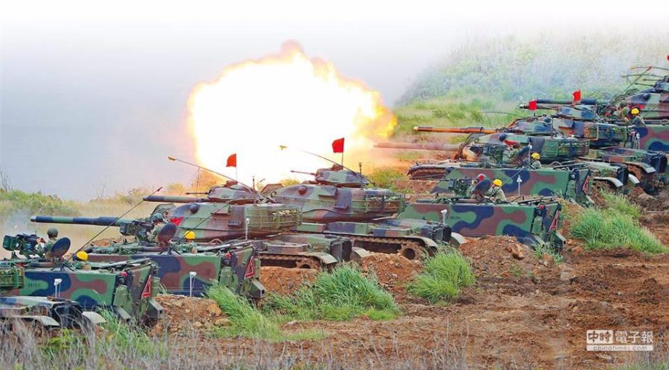 圖為M60A3戰車群對目標實施炮擊。（本報資料照片）