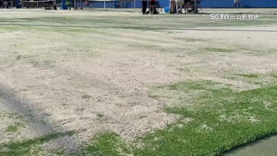 據悉球員受傷的原是因為草皮場地不平整、沙地鋪設不均勻所致。