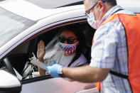 Vida Kazemi jura como nueva ciudadana de EEUU desde el interior de su auto en Laguna Niguel, California, el 26 de junio del 2020. (AP Photo/Ashley Landis)