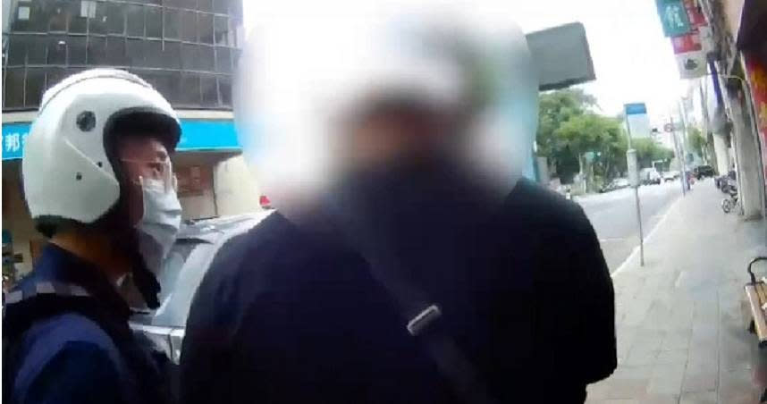 北市萬華分局員警日前巡邏時，發現一名男子形跡可疑，果然發現其為車手身分，並在其包包內查獲60萬餘元現金。（圖／翻攝畫面）
