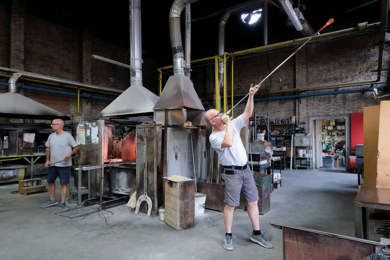 FOTO DE ARCHIVO: Sopladores de vidrio trabajan en una fábrica de cristal de Murano en Venecia