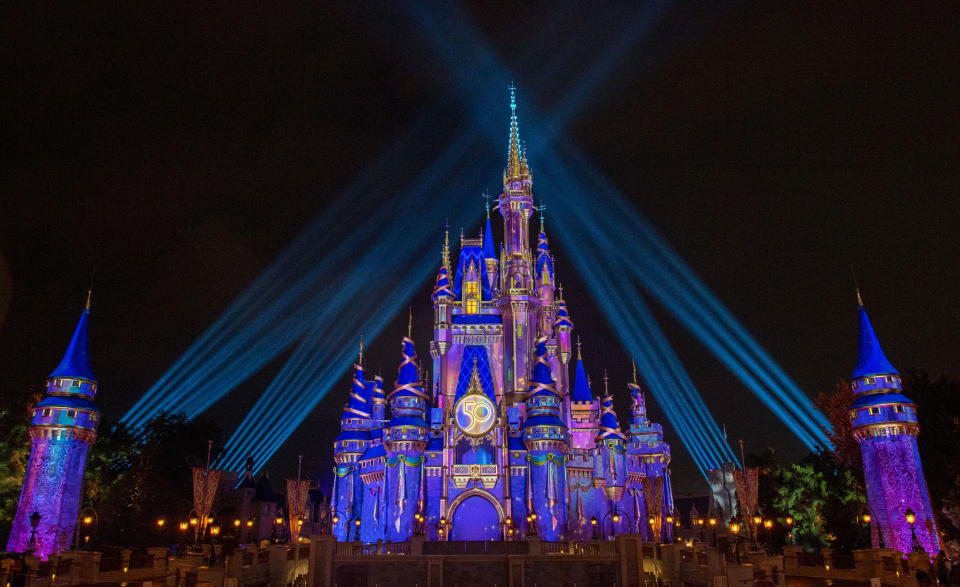 Por los 50 años, los íconos de los 4 parques de Disney World tendrán una iluminación y espectáculo de luces especial: el Castillo de Cenicienta en Magig Kingdom; el Árbol de la Vida en Animal Kingdom; la Hollywood Tower Hotel en Hollywood Studios y la SpaceShip Earth en EAPCOT | Foto:  David Roark, cortesía de Disney