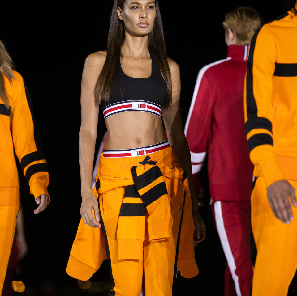 <p>En 2007, Tommy Hilfiger s’est engagé auprès de l’association de défense des animaux (PETA). Depuis, la célèbre marque propose des alternatives à la vraie fourrure. Crédit photo : Instagram tommyhilfiger </p>