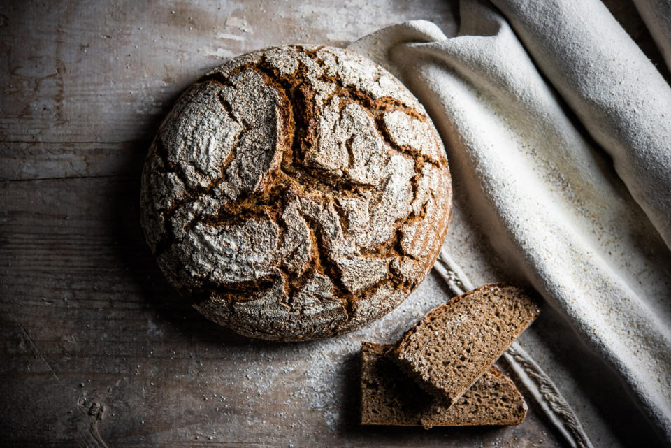 La miga ácida del pan de centeno le va bien a los ahumados. Foto: Levadura Madre.