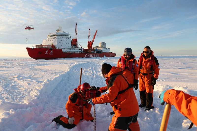 「雪龍號」在南極中山站附近陸緣冰區探路卸貨（新華社）