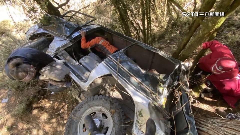 南投一輛登山接駁車翻落在郡大林道，釀成1死7傷的悲劇。