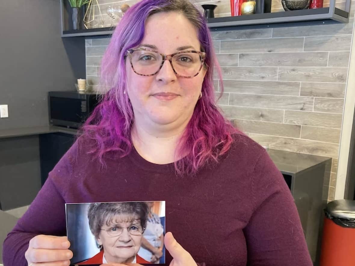 Véronique Labonté shows a photo of her late grandmother, Gilberte Gosselin, who was brought to hospital after a fall and later died without being attended to properly. (Colin Côté-Paulette/Radio-Canada - image credit)