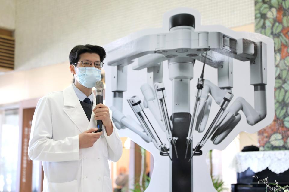 江元宏主任指出，達文西手術系統不僅可以讓外科醫師精準的執行手術幫助病人，也讓醫師以符合人體工學的姿勢進行手術，有助於增加外科醫師的健康及手術壽命。