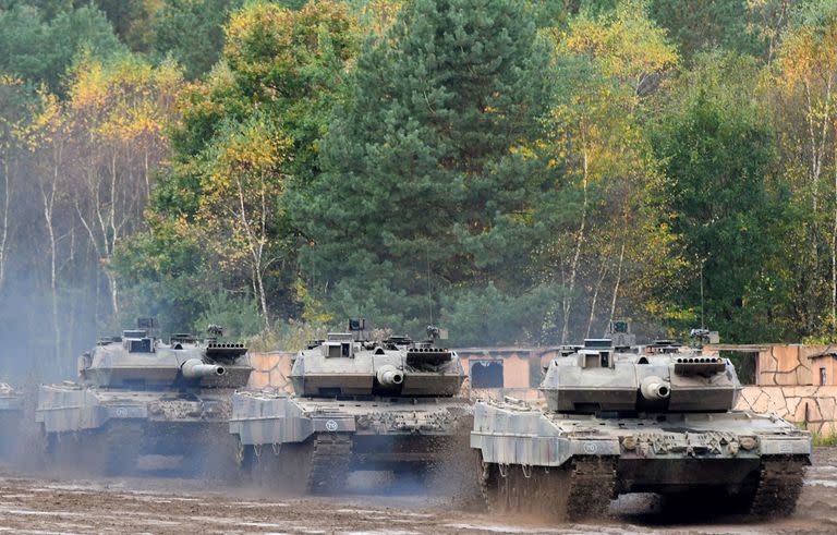 Esta foto de archivo tomada el 13 de octubre de 2017 muestra una unidad blindada con carros de combate principales Leopard 2 A7 de las fuerzas armadas alemanas