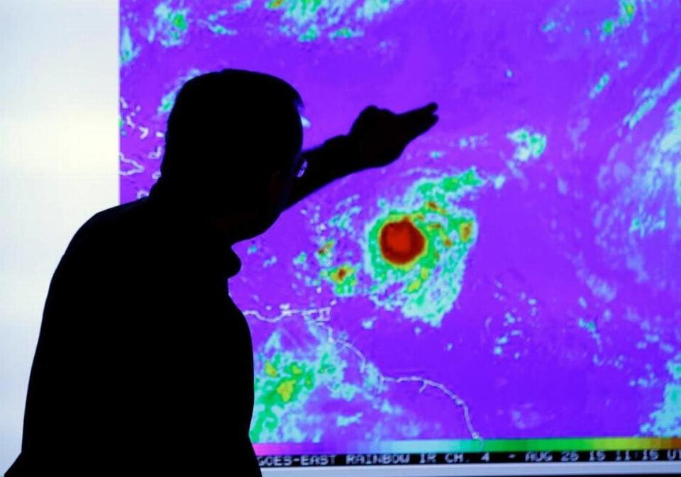 Prepararse para una tormenta implica muchos detalles. Alimentos que no necesiten refrigerarse y medicinas. Agua. Baterías. Poda de árboles. Seguros. Evacuaciones y zonas de inundación. Almacenamiento de barcos. Cuidado de mascotas.