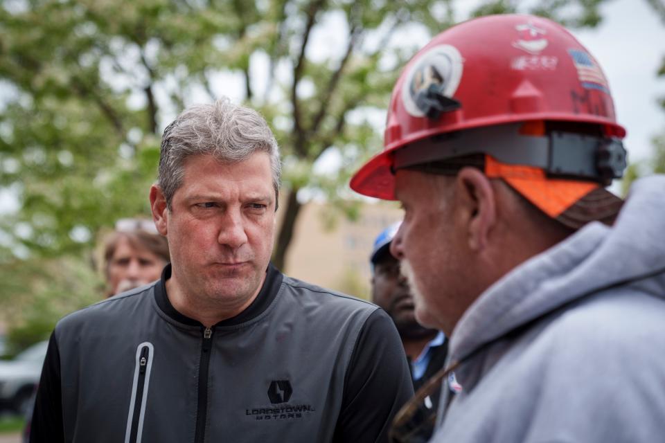 Tim Ryan and a construction worker talking.