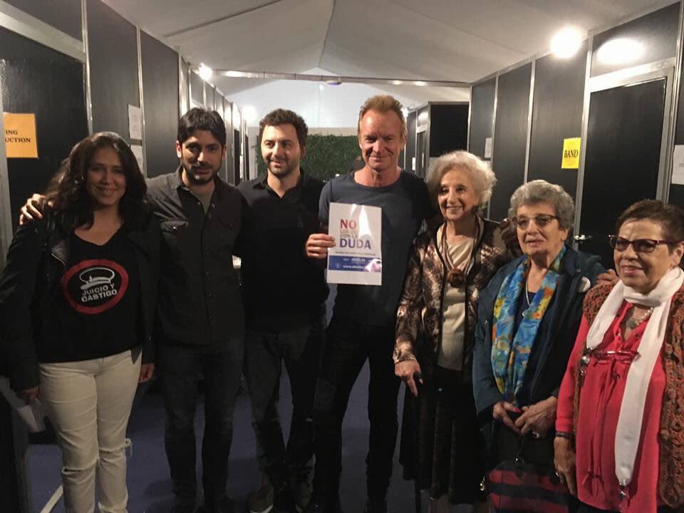 Sting sostiene un cartel que dice “No quedemos con la duda” para motivar a aquellos que tengan dudas sobre su procedencia acudir a la organización. Twitter Las Abuelas