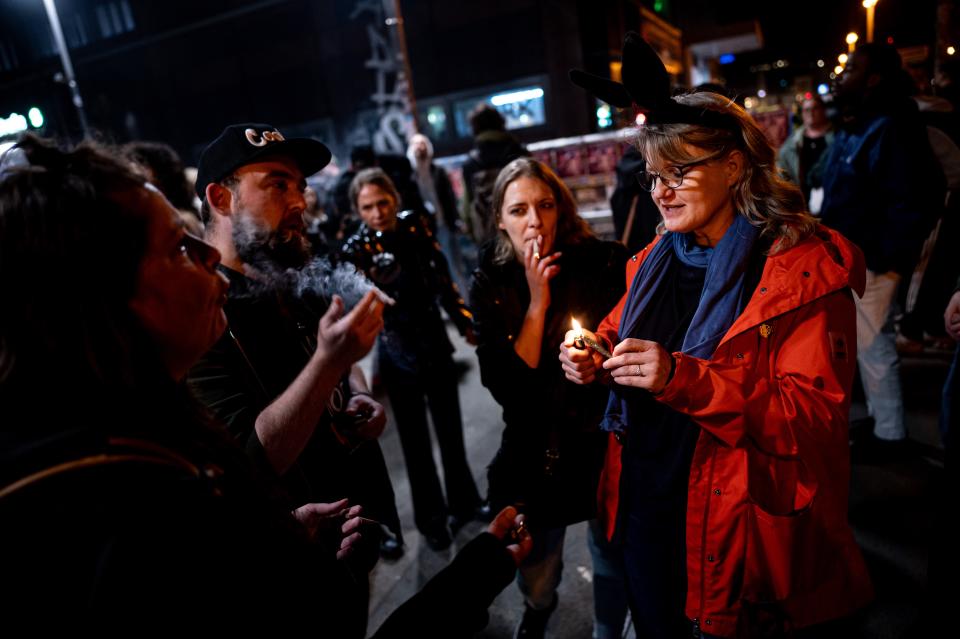 Personen rauchen auf der Warschauer Brücke in Berlin-Friedrichshain Joints (Bild: Fabian Sommer/dpa)