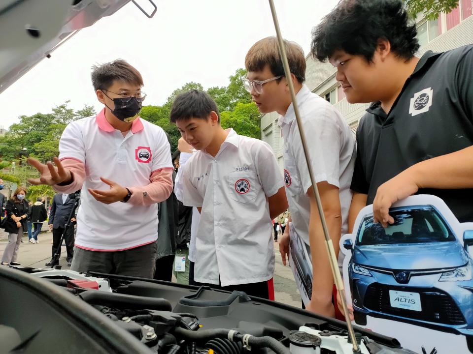 泰山高中汽車科老師向學生解說油電車引擎