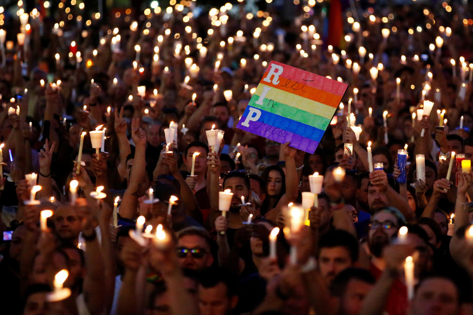 <p>People take part in a candlelight memorial service in New York the day after a mass shooting at the Pulse gay nightclub in Orlando. (Photo: Carlo Allegri/Reuters) </p>