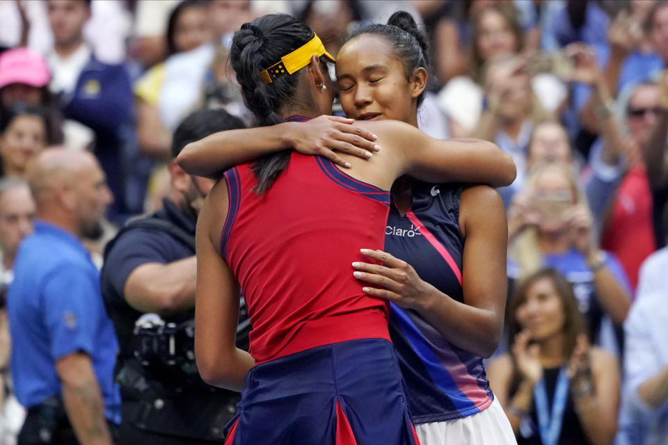 La canadiense Leylah Fernández abraza a la británica Emma Raducanu, quien la superó el sábao 11 de septiembre de 2021, en la final del Abierto de Estados Unidos (AP Foto/Elise Amendola)