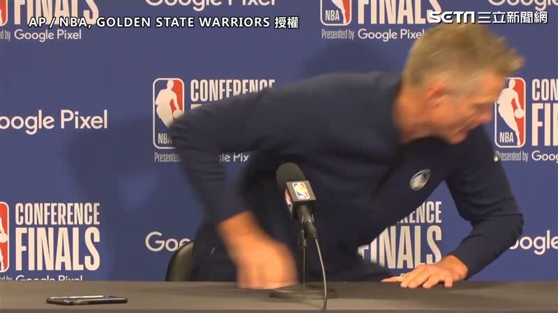 勇士隊總教練柯爾（Steve Kerr）在記者會後，憤怒離席。（圖／AP授權）