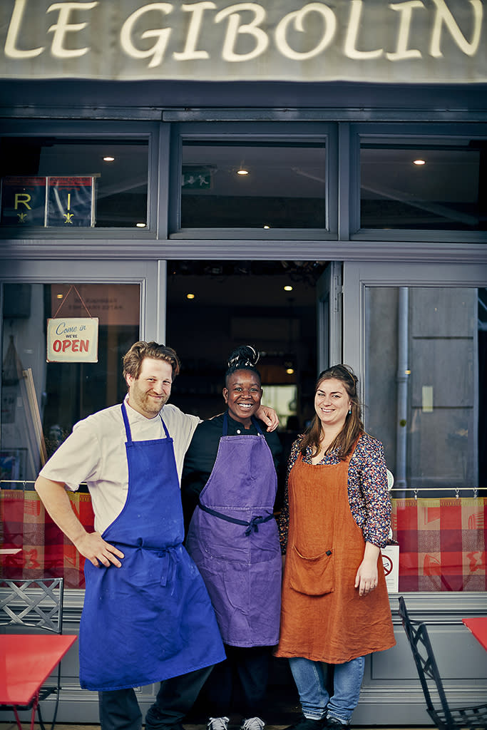 <p> Institution bistrotière de la ville, cette adresse d’amateurs de vin que tenaient Brigitte Cazalas et Luc Desrousseaux vient de changer de main. À la manœuvre depuis mars, le chef Arnaud Jourdan, enfant du pays passé par les cuisines de l’Atelier Rabanel, de la Chassagnette et de jolies adresses parisiennes. Avec le soutien de Sina Sarr aux fourneaux et de sa compagne Alizon Marin-Laflèche en salle, cette table chérie des Arlésiens demeure une valeur sûre. On valide la tendance classico-canaille de la formule déjeuner (28 €) entre le maquereau en escabèche grillé et salade de fenouil, le ris de veau croustillant et petits pois à la française, ou l’aile de raie à la grenobloise. Ça sait cuisiner au Gibolin. Et boire, notamment ce rouge provençal Charbonnières 2020.<br> <br> 13, rue des Porcelets<br>04 88 65 43 14</p><br>