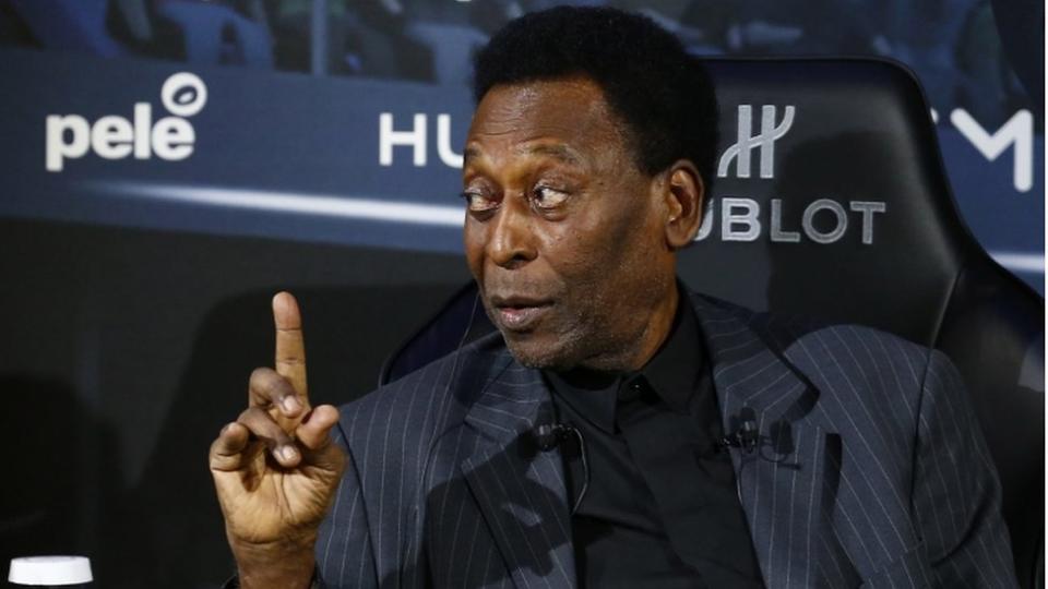 Pelé señalando con el dedo índice