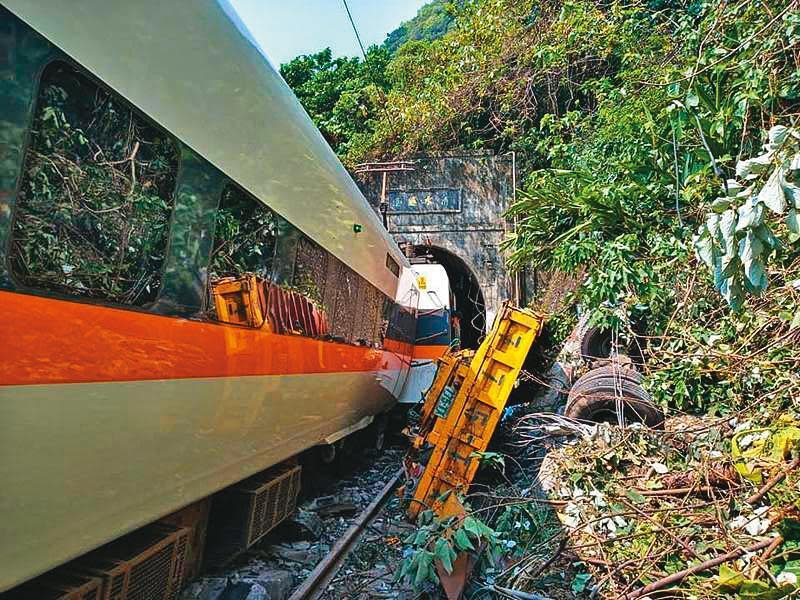 工程車遭到列車撞擊後，車斗還散落在一旁的邊坡上。（翻攝畫面）