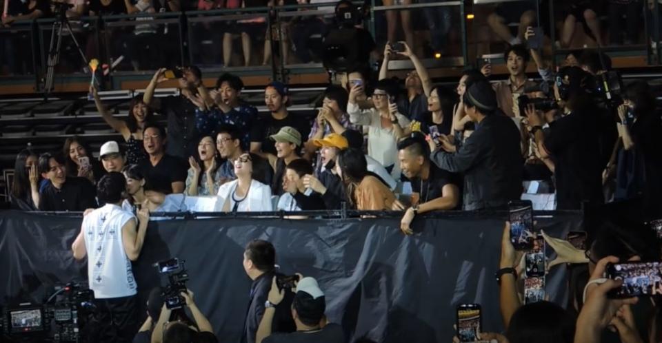 王力宏在獻唱《愛的就是你》時走向貴賓席向李靚蕾索吻。（圖／翻攝自YouTube）