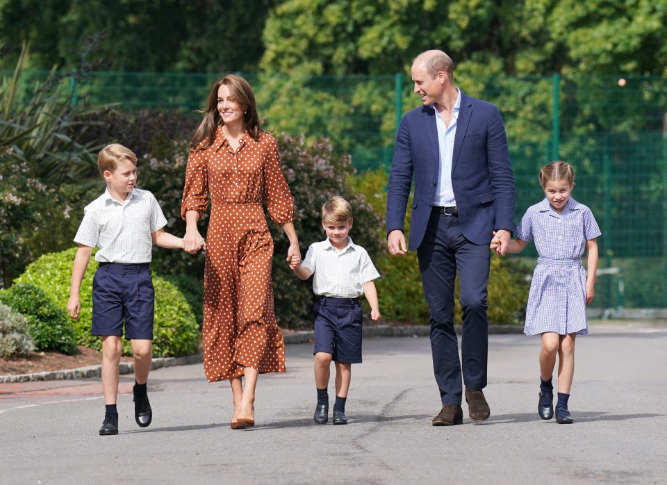 BRACKNELL, ENGLAND - SEPTEMBER 07: Prince George, Princess Charlotte and Prince Louis (C), accompanied by their parents the Prince William, Duke of Cambridge and Catherine, Duchess of Cambridge, arrive for a settling in afternoon at Lambrook School, near Ascot on September 7, 2022 in Bracknell, England. The family have set up home in Adelaide Cottage in Windsor&#39;s Home Park as their base after the Queen gave them permission to lease the four-bedroom Grade II listed home. (Photo by Jonathan Brady - Pool/Getty Images)