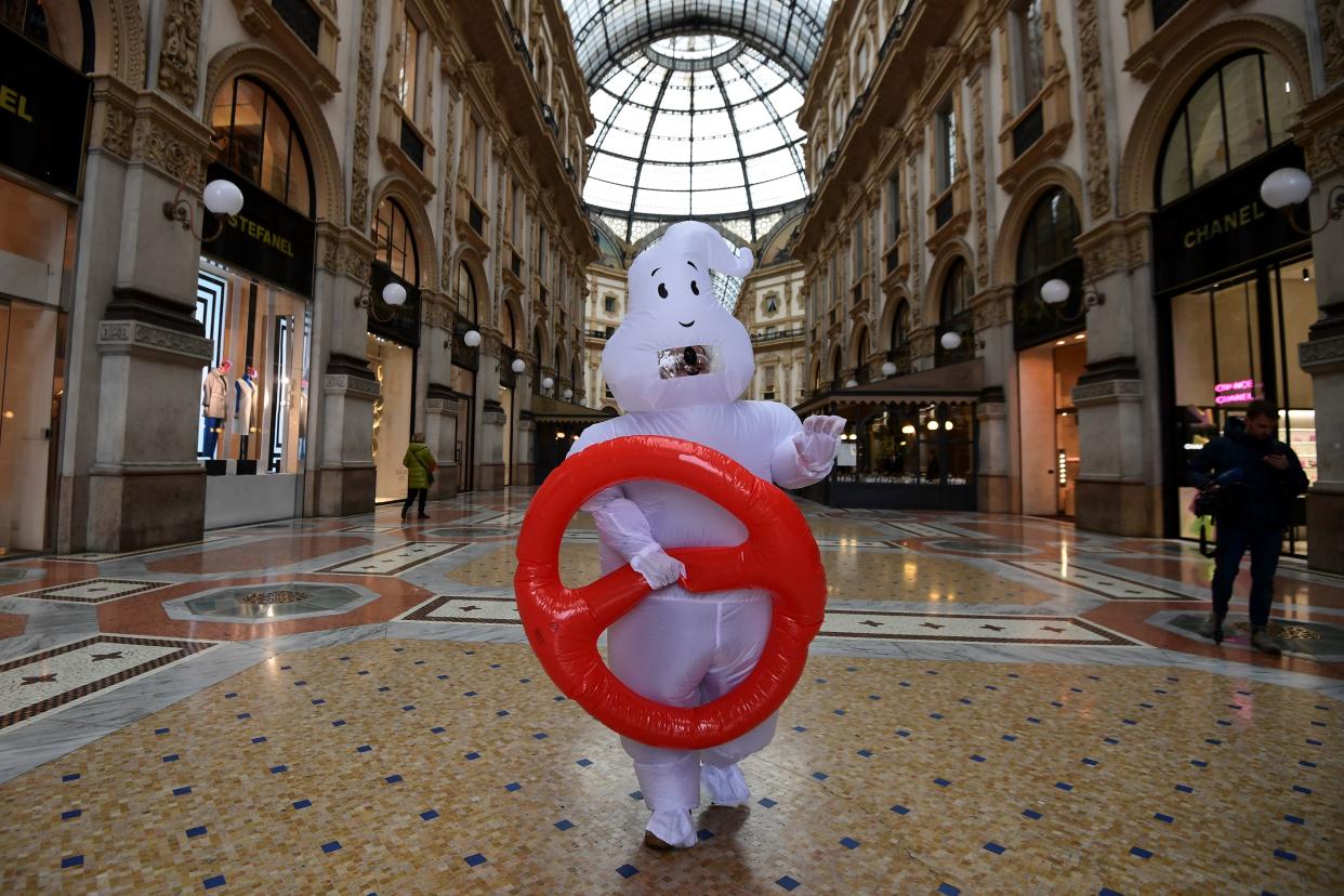 Un hombre disfrazado con un traje de fantasma camina alrededor del centro comercial de lujo Galleria Vittorio Emanuele II casi desierto el 29 de febrero de 2020 en el centro de Milán, en el norte de Italia. Desde el brote de Covid-19 en Italia, el epicentro del virus en Europa, Milán se ve fuertemente afectada por la recesión económica, causando preocupación a los residentes y empresarios, informa AFP el 29 de febrero de 2020. (Foto de Miguel MEDINA / AFP) ( Foto de MIGUEL MEDINA / AFP vía Getty Images)