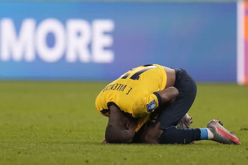 Enner Valencia reacciona tras perder en su último partido del Grupo A del Mundial frente a Senegal, en el estadio Jalifa Internacional, en Doha, Qatar, el 29 de noviembre de 2022. (AP Foto/Natacha Pisarenko)