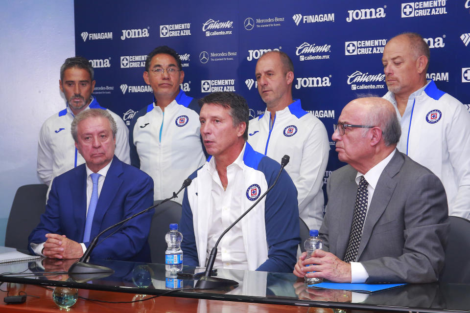 Robert Dante Siboldi (centro) es su presentación como entrenador de Cruz Azul junto a Víctor Garcés (izquierda) y Alfredo Álvarez (derecha). / Foto: Getty Images