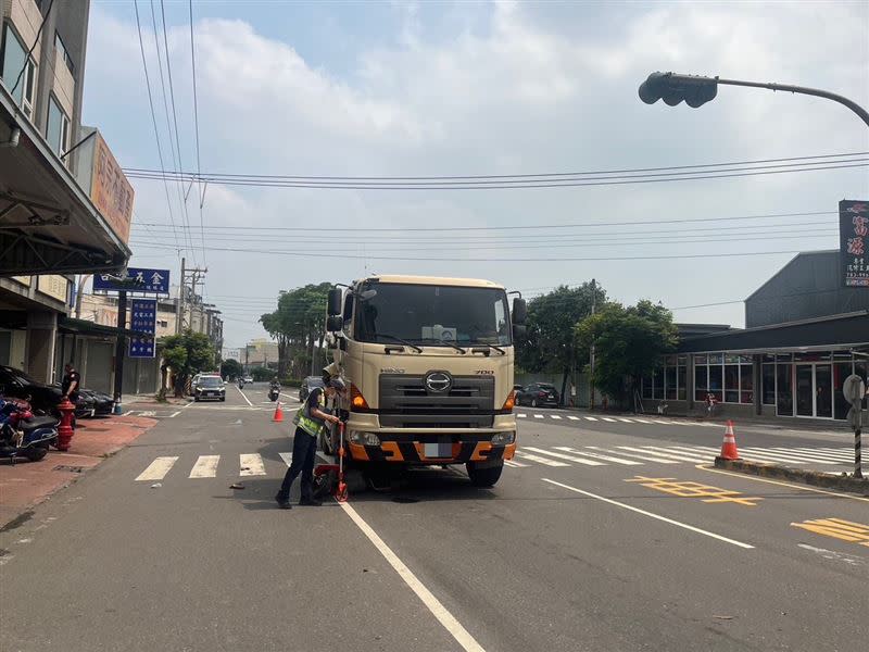 當時紅燈起步，預拌車運將疑似沒看到車頭的機車才會撞上。（圖／翻攝畫面）