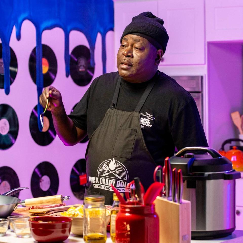 Trick Daddy en su serie de cocina de YouTube 'I Got My Pots', que se graba en un estudio en Oakland Park.