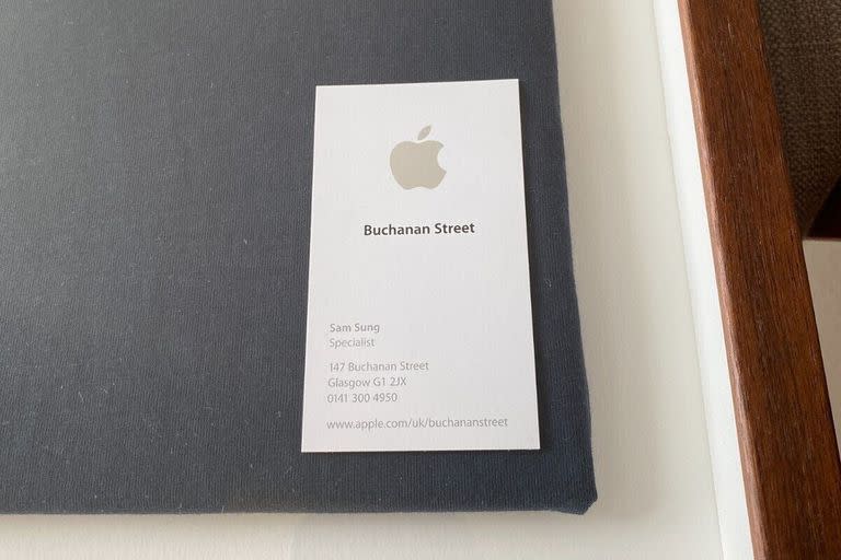Sam Sung fue empleado de Apple entre 2010 y 2013, y subasta su tarjeta de identificación con un fin benéfico