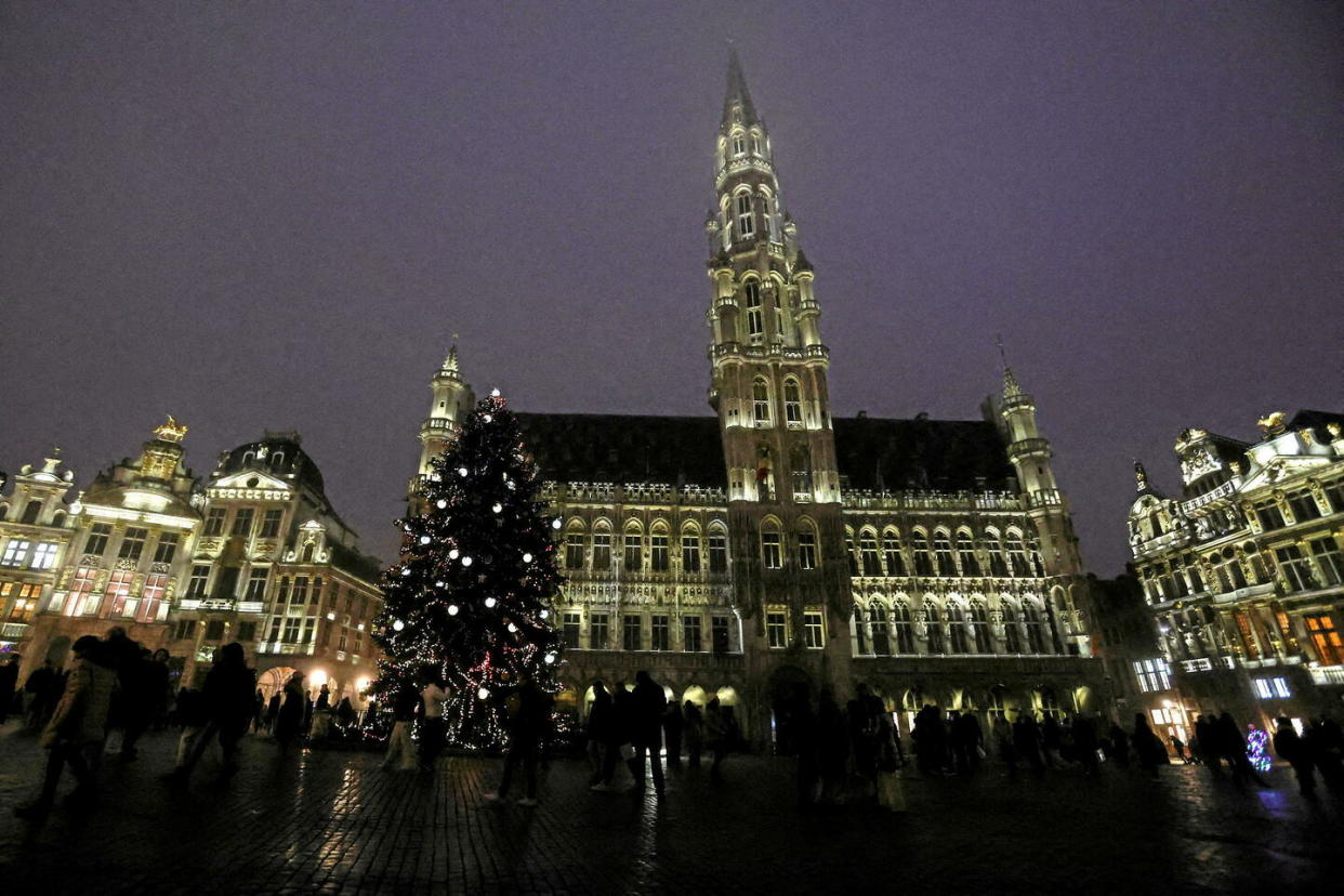 Les décorations de Noël dans le centre de Bruxelles (Belgique), où des tirs ont fait quatre blessés dans la soirée du mercredi 6 décembre (Illustration).  - Credit:VALERIA MONGELLI / Hans Lucas / Hans Lucas via AFP