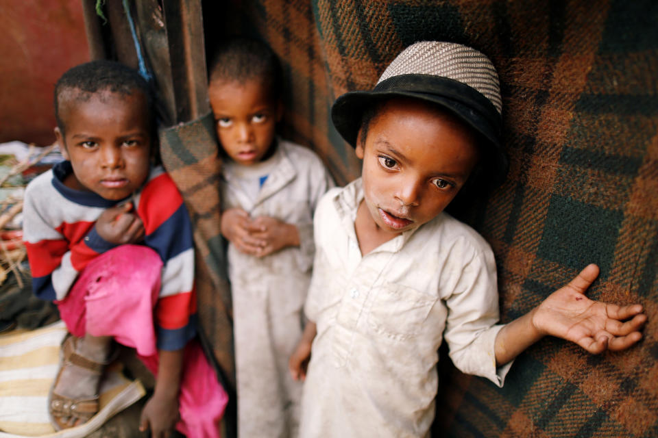 <p>Children displaced from the Red Sea port city of Hodeidah stand at a shelter in Sanaa, Yemen July 18, 2018. (Photo: Khaled Abdullah/Reuters) </p>