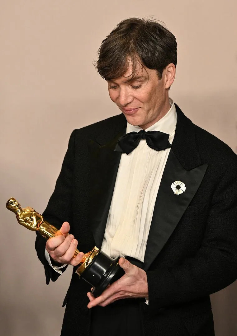 Cillian Murphy obtuvo el galardón como mejor actor por su interpretación como Oppenheimer (Photo by Robyn BECK / AFP)