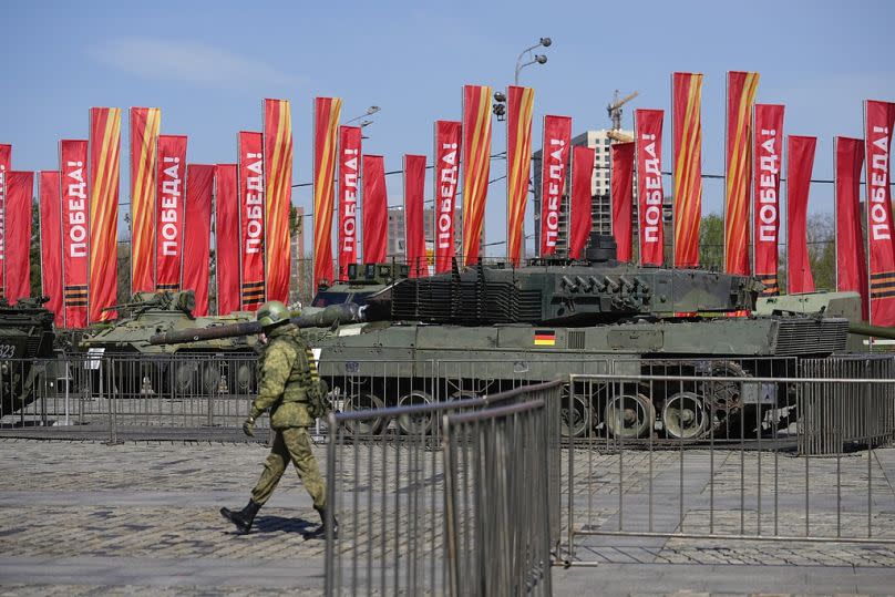 Un soldado ruso pasa junto a un tanque Leopard 2A6 que perteneció al ejército ucraniano, expuesto en Moscú. Martes, 30 de abril de 2024.