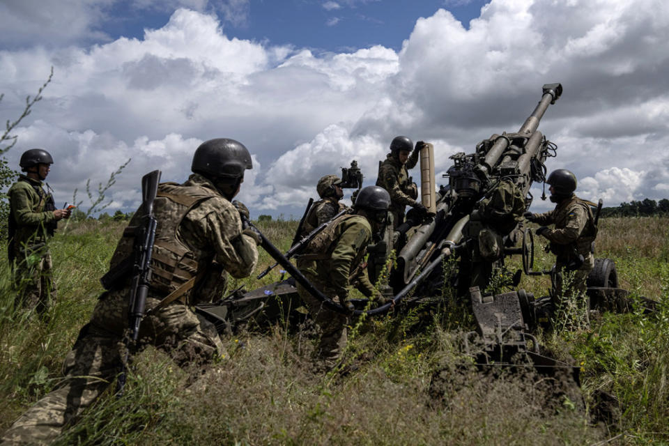張延廷判斷戰況對烏克蘭不利。圖為2022年7月，烏軍在哈爾科夫地區準備朝俄軍陣地發射美援M777榴砲。（資料照／美聯社）