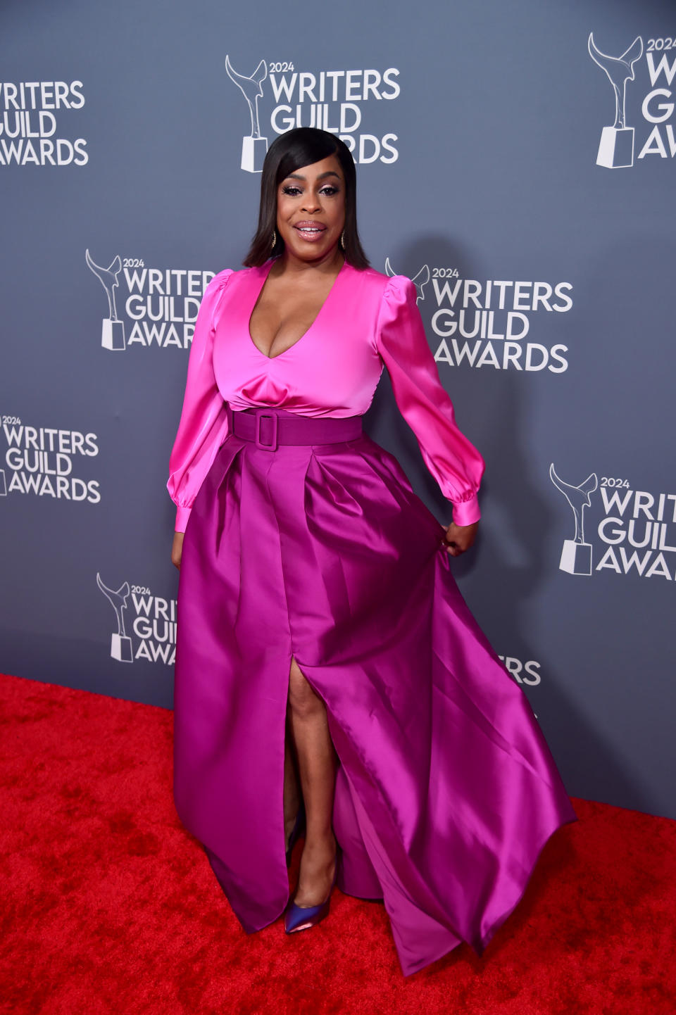 Niecy Nash, red carpet, shoes, celebrity shoe style, jewel-toned pumps, pointed pumps, purple pumps