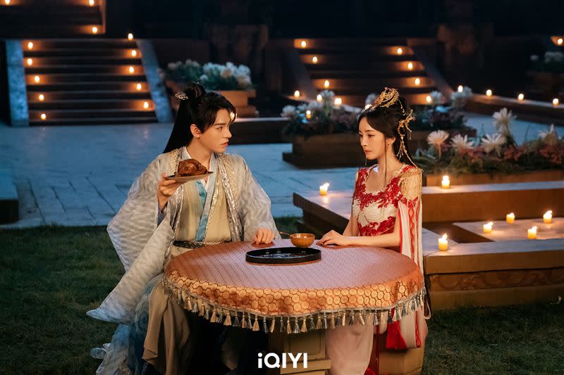 楊冪（右）、龔俊主演《狐妖小紅娘月紅篇》。（圖／iQIYI國際站提供）