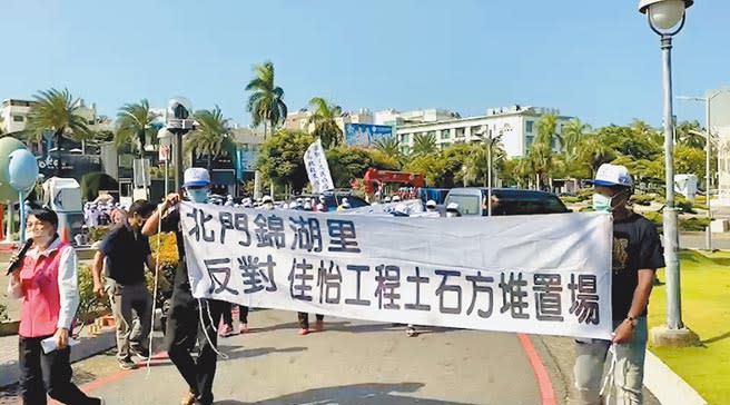 台南市北門區錦湖里鄉親反對設立「土石方資源堆置場」，23日高舉白布條到議會陳情，希望市府撤銷土資場核可執照。（曹婷婷攝）