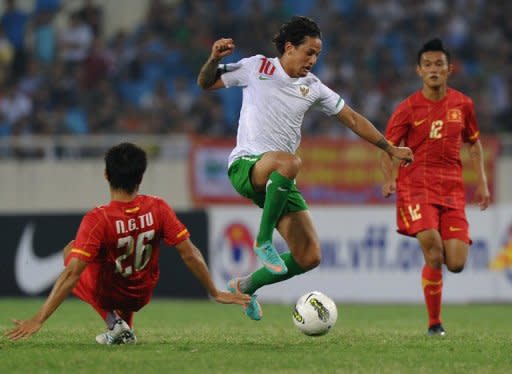 File picture. Indonesia's Irfan Haarys Bachdim (C) darts between Vietnam's Nguyen Gia Tu (L) and Phan Thanh Hung during a friendly at Hanoi's My Dinh stadium on October 16, 2012. The match ended 0-0