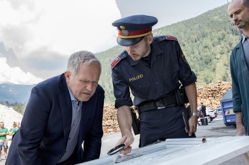 Ganz ähnliche Szene im Ösi-"Tatort: Baum fällt" (2019): "Leiche wär jetzt a bissl übertrieben", entschuldigt sich der Polizeibeamte bei Sonderermittler Eisner (Harald Krassnitzer). Das Mordopfer wurde im Ofen eines Sägewerks verbrannt. Außer einem Schultergelenk aus Titan sind keine sterblichen Überreste geblieben. (Bild: ARD Degeto / ORF / Graf Film / Helga Rade)