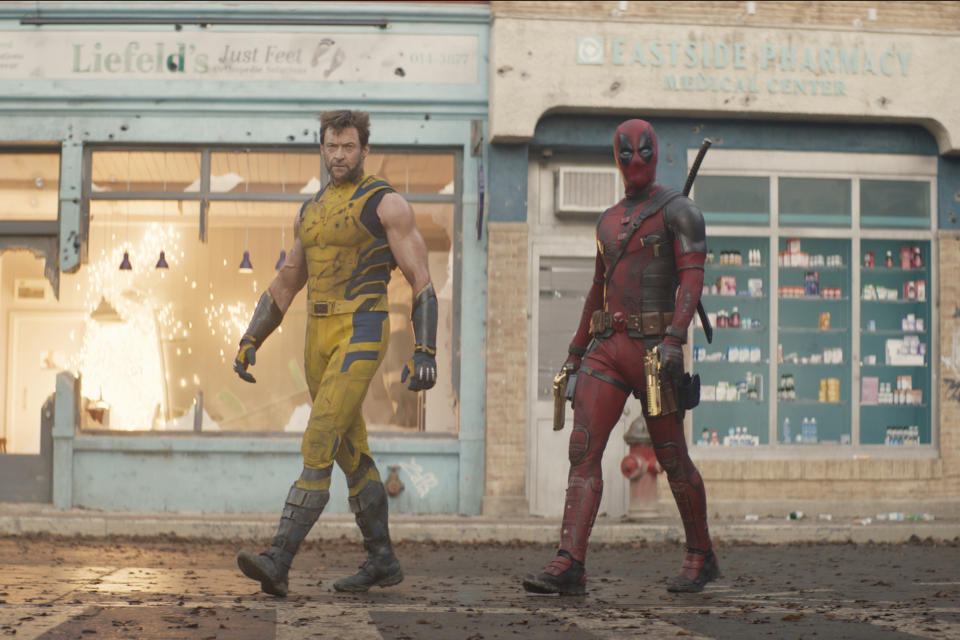 En esta imagen proporcionada por 20th Century Studios/Marvel Studios, Hugh Jackman como Wolverine/Logan, izquierda, y Ryan Reynolds en una escena de "Deadpool & Wolverine". (20th Century Studios/Marvel Studios vía AP)