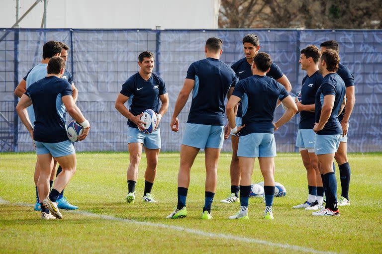 Tomás Cubelli sostiene con ambas manos la pelota en una reunión de backs en una práctica de los Pumas para el cuarto de final contra Gales de este sábado en Marsella, por el Mundial de Francia.