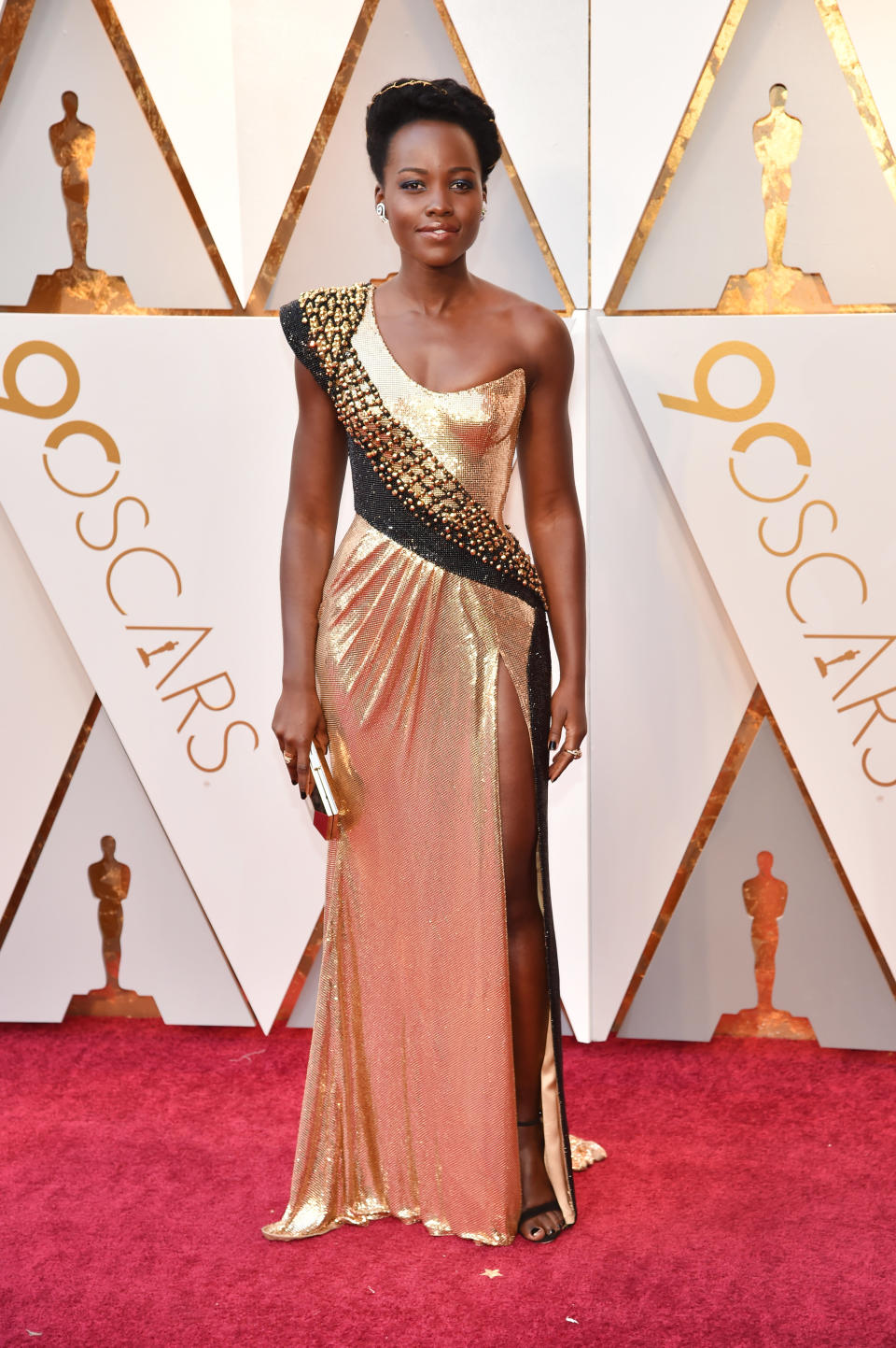 The actress wears a Versace gown.&nbsp;