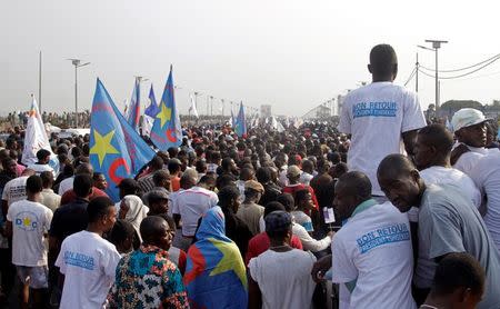 Supporters of Congolese opposition leader Etienne Tshisekedi gather to receive him upon his arrival at the airport in the Democratic Republic of Congo's capital Kinshasa, July 27, 2016, after nearly two-year stay overseas for medical treatment. REUTERS/Kenny Katombe