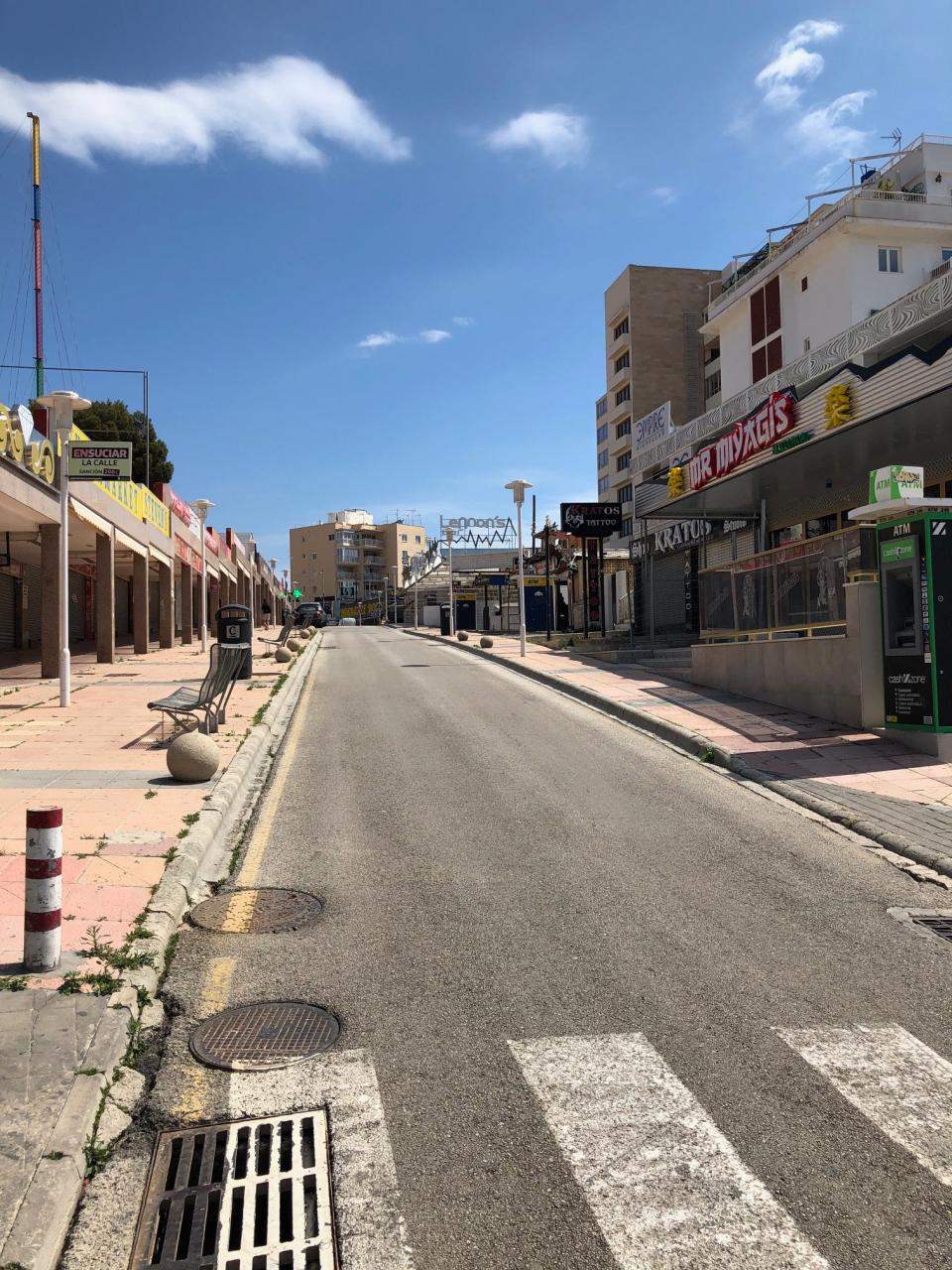 <span class="caption">Rue déserte, bars et commerces fermés à Magaluf, Majorque. Photo S. Fleuret, 2021.</span>