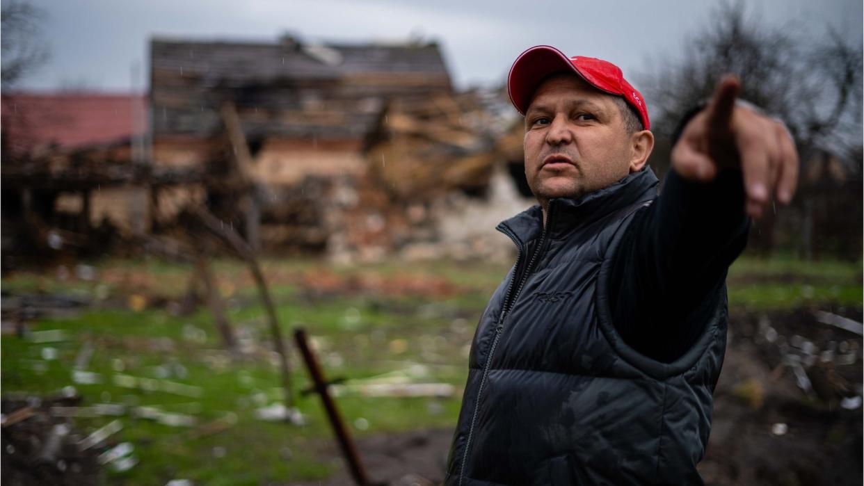 Un civil en el norte de Kyiv señala el lugar donde las fuerzas rusas destruyeron su casa