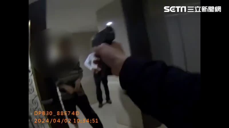 新北鄭男先在樓梯間噴滅火器，再拿瓦斯槍與警員對峙遭逮。（圖／翻攝畫面）