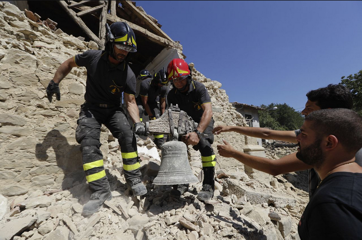 <p>Feuerwehrmänner finden eine Kirchenglocke in einer kleinen Stadt in Rio nahe Amatrice in Zentralitalien. (Foto: Andrew Medichini/ AP)</p>